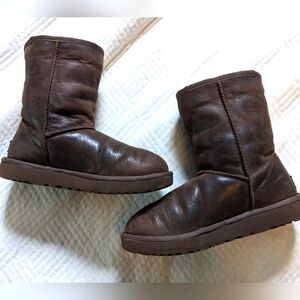 UGG Classic Short Leather Boots Womens Sz 6 Chocolate Water Resistant